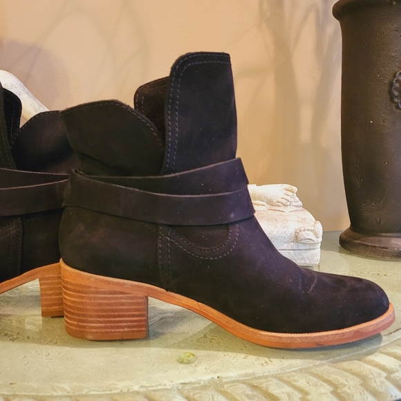 Ugg Elora Suede Ankle Boot - Picture 6 of 14